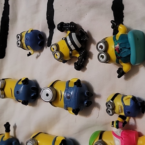 Set of 30 Minions (small) Figurines - Picture 8 of 17